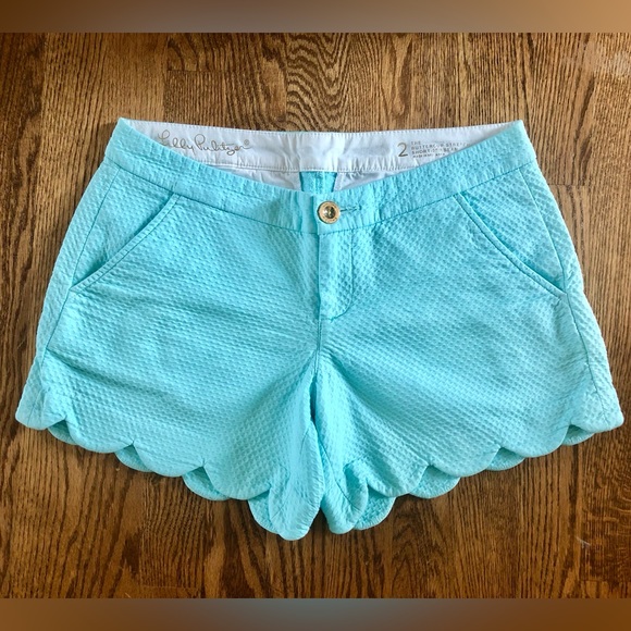 Lilly Pulitzer Pants - Women’s Lilly Pulitzer size 2 buttercup hem stretch shorts.